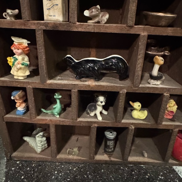 Vintage Printer’s Tray Filled w/ 100+ Miniatures • Advertising • Metal & Japan!! - Picture 12 of 17